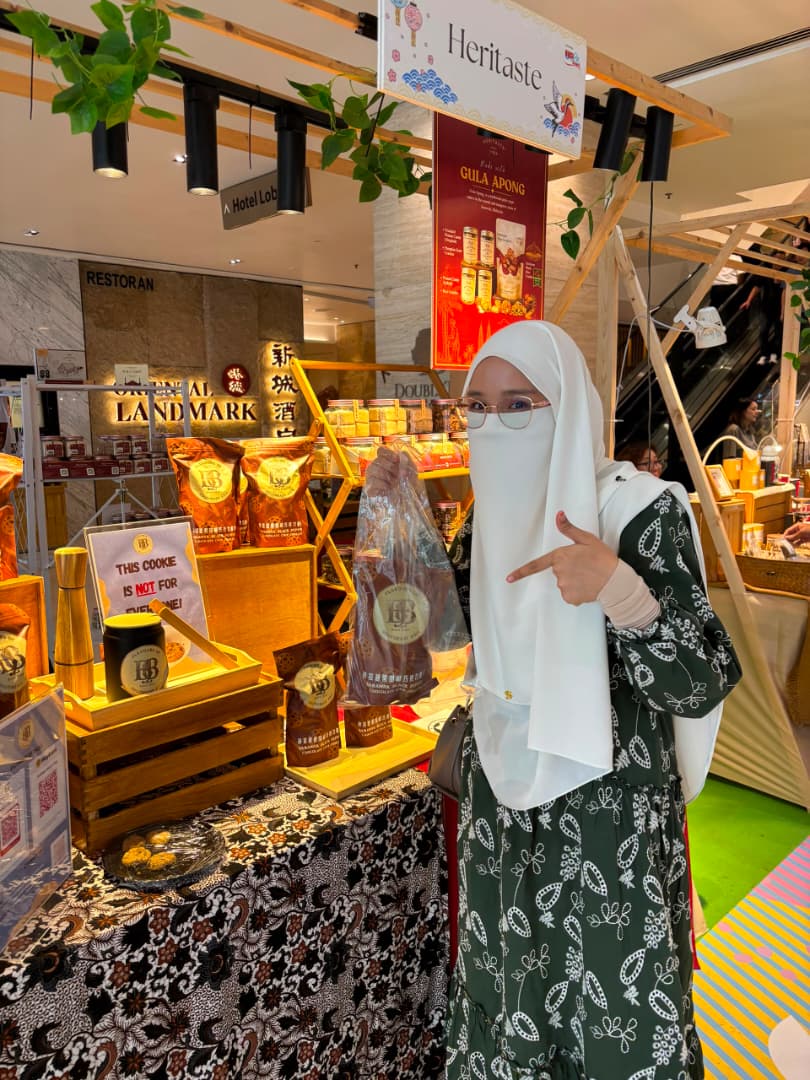 Customer pointing at Borneo Bites pop-up stall display